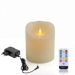 De LED wax kaars D12,5 X H15 CM oplaadbaar warm wit heeft een gloeiend vlameffect en wordt geleverd met een afstandsbediening en voedingsadapter voor eenvoudige bediening en instelling.