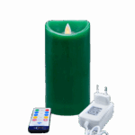 De Oplaadbare LED wax kaars met bewegende vlam groen D7,5 X H15 CM heeft een zichtbare kunstvlam, wordt geleverd met afstandsbediening en witte adapter, en is stijlvol gepresenteerd tegen een zwarte achtergrond.