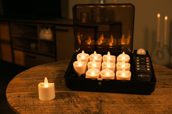 De Oplaadbare LED-waxine/theelichtjes (12 stuks, warm wit, waterdicht, tot 400 uur brandtijd, met afstandsbediening) worden getoond op een houten tafel; één kaarsje staat buiten het oplaadetui met indicatielampjes en knoppen in een schemerige kamer.