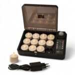 Een set van 12 waterdichte, oplaadbare LED-Waxine/theelichtjes in warm wit met een brandtijd tot 400 uur, inclusief afstandsbediening - alles op een witte achtergrond.