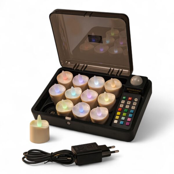 De RGB LED-Waxine/theelichtjes oplaadbaar waterdicht (12 stuks) worden geleverd in een strak zwart oplaaddoosje met afstandsbediening. Eén waxinelichtje en stroomadapter worden buiten het doosje getoond, oplichtend in meerdere kleuren.
