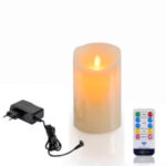 De Oplaadbare LED waxinelichtjes met bewegende vlam D 7,5 X 12,5 CM - warm wit straalt een realistisch vlameffect uit. Ernaast liggen een zwarte adapter en een afstandsbediening met kleurrijke knoppen voor diverse functies.