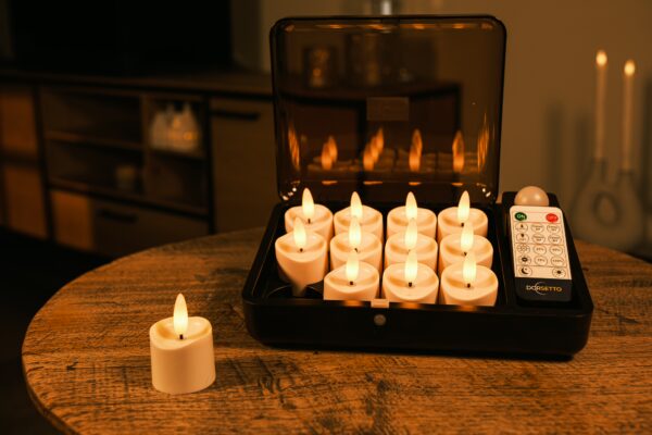 Een set van 12 3D oplaadbare LED-thee/waxinelichtjes (tot 400 uur, IP68 waterdicht, timerfunctie) en een afstandsbediening worden getoond in een open zwarte opbergdoos op een houten tafel, met één kaarsje apart buiten de doos.