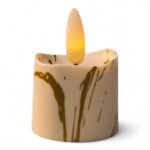 Een set van 12 beige 3D oplaadbare LED-was/theelichtjes met bruin gemarmerde strepen, realistisch gloeiende vlam, timerfunctie, afstandsbediening en tot 400 uur gebruik, afgebeeld op een witte achtergrond.