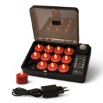 Set van 12 oplaadbare rode LED-kaarsjes (175 uur, waterdicht, timerfunctie, met afstandsbediening) in zwarte oplaadkoffer met transparant deksel, inclusief adapter. Eén theelichtje staat buiten de koffer.