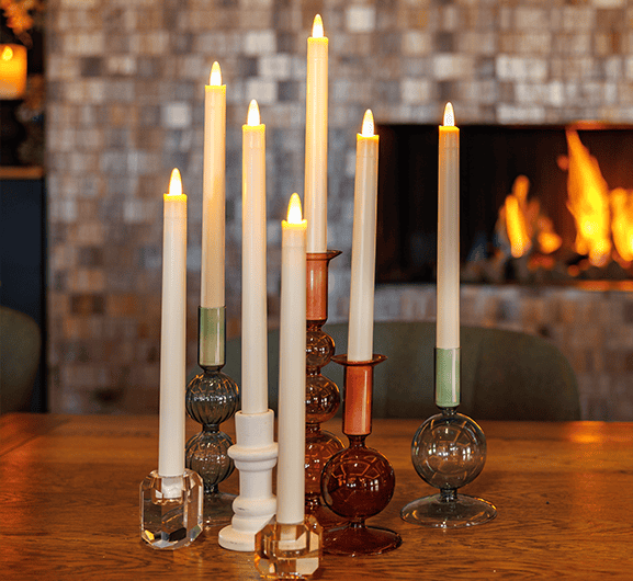 Over Dorsetto en onze oplaadbare kaarsen 2 witte led dinerkaarsen op diverse staanders op tafel