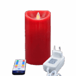 De Oplaadbare LED kaars rood D7,5 X H15 CM DORSETTO met afstandsbediening wordt geleverd met een witte voedingsadapter en een afstandsbediening met kleurrijke knoppen, met een realistisch vlameffect.