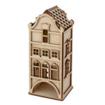 De Waxinelichthouder houten huis DORSETTO is een klein, ingewikkeld gedetailleerd houten model van een huis van drie verdiepingen met boogramen, een schuin dak en een gebogen ingang aan de basis, weergegeven op een witte achtergrond.