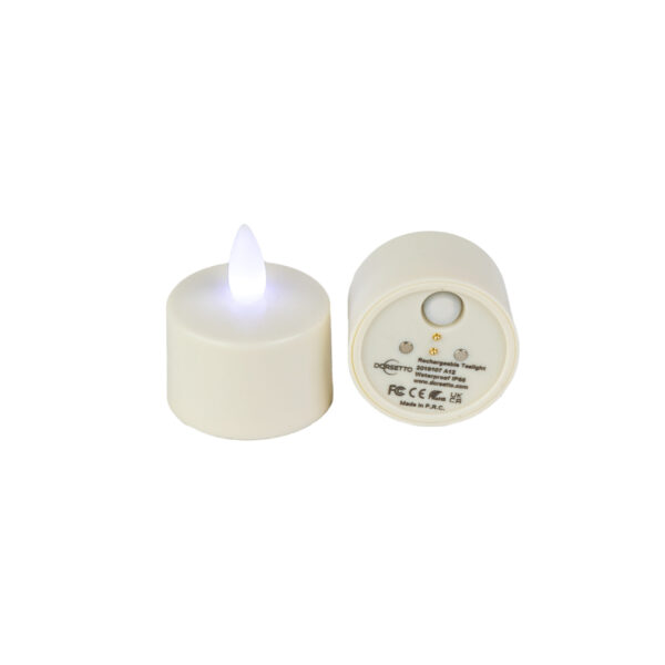 Twee kleine, op batterijen werkende LED theelichtje oplaadbaar WIT waterdicht IP68 kaarsen worden getoond: één rechtop met een wit vlamachtig licht, de andere op zijn kant, met de aan/uit-schakelaar en het batterijvakje.