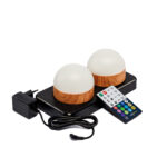 De Tafellamp DORSETTO oplaadbaar 105 uur - set van 2 - waterdicht - wit met houtlook wordt geleverd met een afstandsbediening voor eenvoudige bediening.