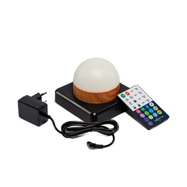 De Tafellamp DORSETTO oplaadbaar 105 uur, wit met houtlook, is waterdicht en wordt geleverd met afstandsbediening voor diverse kleurenopties.