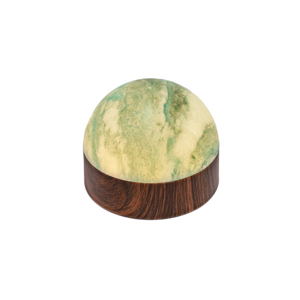 Een kleine, koepelvormige Tafellamp DORSETTO oplaadbaar 105 uur, waterdicht, met een groen marmeren blad, houtlook voet en afstandsbediening, is geïsoleerd op een witte achtergrond.