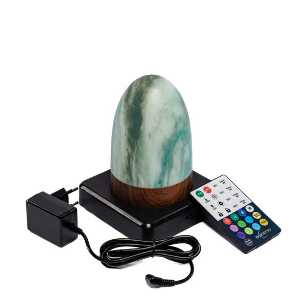 De Tafellamp DORSETTO oplaadbaar 105 uur is een ovale, waterdichte tafellamp met gemarmerde groene, houtlook, grijze en gouden accenten. De lamp wordt geleverd inclusief afstandsbediening en voedingsadapter.