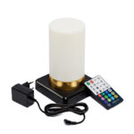 De Tafellamp DORSETTO is een oplaadbare, waterdichte, cilindervormige wit-gouden lamp. De lamp wordt geleverd met een zwarte oplaadpad, zwarte voedingsadapter en afstandsbediening met kleurrijke knoppen.