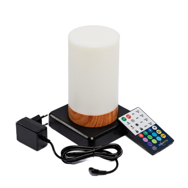 De Tafellamp DORSETTO oplaadbaar 105 uur is een waterdichte, cilindervormige LED-lamp met wit houtlook en afstandsbediening, gepresenteerd op een zwart platform tegen een witte achtergrond.