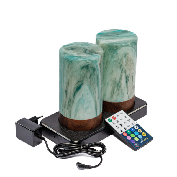 Two Tafellamp DORSETTO oplaadbaar 105 uur in cilindervorm, groen marmer houtlook, waterdicht en geleverd als set van 2 met afstandbediening op een zwart dienblad.