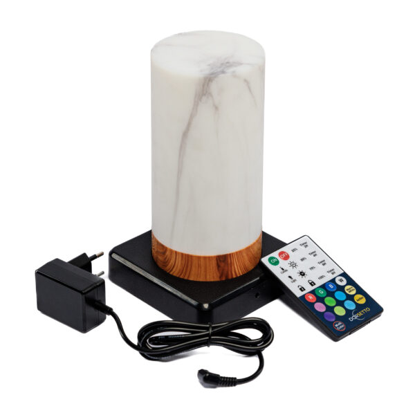 De oplaadbare, waterdichte Tafellamp DORSETTO (cilindervorm, marmer wit grijs houtlook) met afstandsbediening en adapter staat op een zwarte voet, alles weergegeven tegen een witte achtergrond.