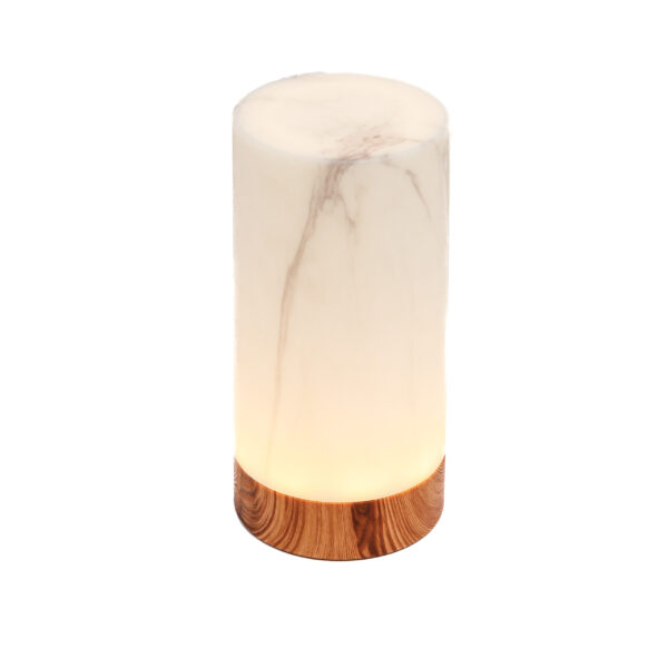 De set van 2 cilindervormige Tafellampen DORSETTO heeft een marmer wit-grijs en houtlook design, is waterdicht, oplaadbaar tot 105 uur en wordt geleverd met afstandsbediening.