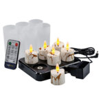 Een set van zes 3D oplaadbare LED-Waxine/theelichtjes (175 uur) met timerfunctie, afstandsbediening, oplaadbasis, matte kaarsenhouders en voedingsadapter worden samen getoond op een witte achtergrond.