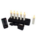 De LED dinerkaars oplaadbaar set bevat 6 oplaadbare kaarsen van 97 mm (130 uur, warm wit), gerangschikt op een zwarte oplaadbasis, inclusief afstandsbediening en stekkeradapter.