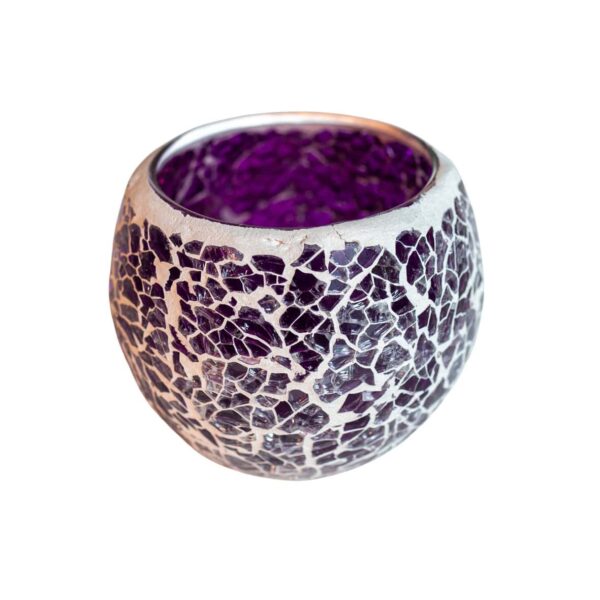 De Waxinelichthouder Dorsetto mozaïek paars is een ronde, paarse glazen waxinelichthouder met een zilveren en paars mozaïek gebarsten patroon, afgebeeld geïsoleerd op een witte achtergrond.