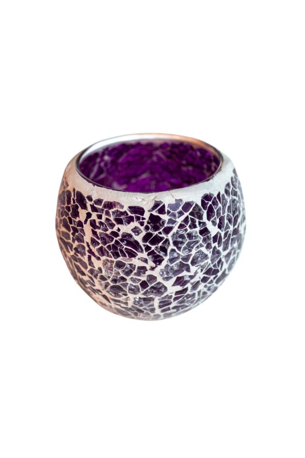 De Waxinelichthouder Dorsetto mozaïek paars is een ronde, paarse glazen waxinelichthouder met een zilveren en paars mozaïek gebarsten patroon, afgebeeld geïsoleerd op een witte achtergrond.