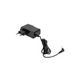 Een zwarte Adapter voor oplaadstation DORSETTO met een tweepolige stekker en een opgerolde kabel die eindigt in een haakse cilinderconnector is afgebeeld op een witte achtergrond.