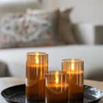 Verfraai je interieur met de DORSETTO oplaadbare LED kaarsen set (3 stuks), goed voor 105 uur sfeerlicht en geleverd met afstandsbediening. Perfect voor duurzame en luxe verlichting van elke ruimte.