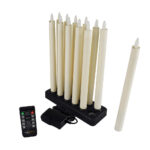 De Oplaadbare LED dinerkaarsenset bevat twaalf 270mm warmwitte kaarsen (130 branduren), een zwarte oplaadbasis, afstandsbediening en voedingsadapter; ƩƩn kaars is afgebeeld verwijderd van de oplaadbasis.