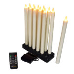 De Oplaadbare LED dinerkaarsen 270mm set bestaat uit 12 oplaadbare kaarsen met een slanke zwarte oplaadbasis, afstandsbediening en voedingsadapter. Elke kaars straalt tot 130 uur lang warm wit licht uit, perfect om een gezellige sfeer te creƫren.