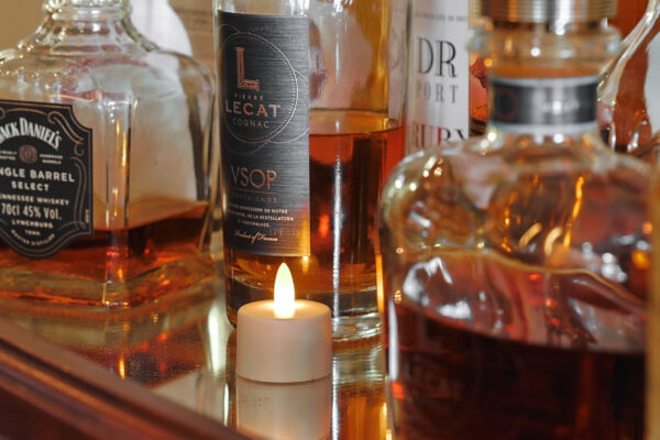 een waxinelichtje van dorsetto bij verschillende flessen wiskey