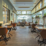 restaurant met een aantal 2 persoons tafels en kaarsen van dorsetto