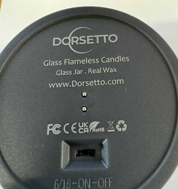 De DORSETTO oplaadbare led kaarsen set (105 uur) met 3D-vlam en afstandsbediening combineert luxe met technologie voor een warme, authentieke sfeer in elke ruimte. Inclusief ronde zwarte basis, productdetails, certificeringen en aan-uit schakelaar.