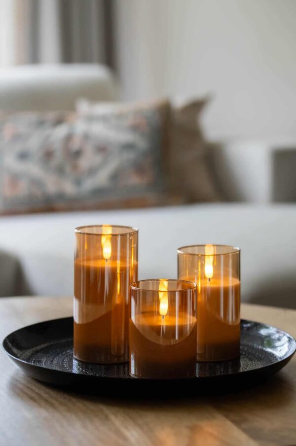 De DORSETTO oplaadbare led kaarsen set (3 stuks) met afstandsbediening biedt 105 uur brandtijd en combineert luxe, gemak en sfeer dankzij het stijlvolle design en de magnetische oplaadfunctie.