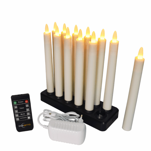 Een Dinerkaars 197mm LED DORSETTO oplaadbare set (12 stuks) met warm wit licht, zwarte laadbasis, afstandsbediening en witte adapter wordt getoond; één kaars staat los. Batterijduur tot 130 uur.