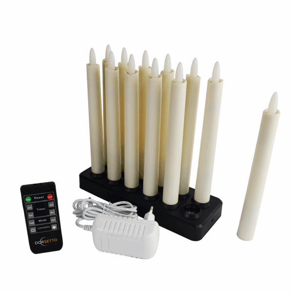 Een set van 12 Dinerkaars 197mm LED DORSETTO oplaadbare kaarsen (130 uur warm wit) staat op een zwarte oplaadbasis met afstandsbediening en witte adapter; één kaars wordt apart geplaatst.