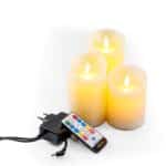 De Oplaadbare LED waxinelichtjes set van 4 DORSETTO heeft vlamloze kaarsen in vier hoogtes, die warm oplichten. Meegeleverd worden een afstandsbediening en stroomadapter voor eenvoudig gebruik en opladen. Tegen een witte achtergrond.