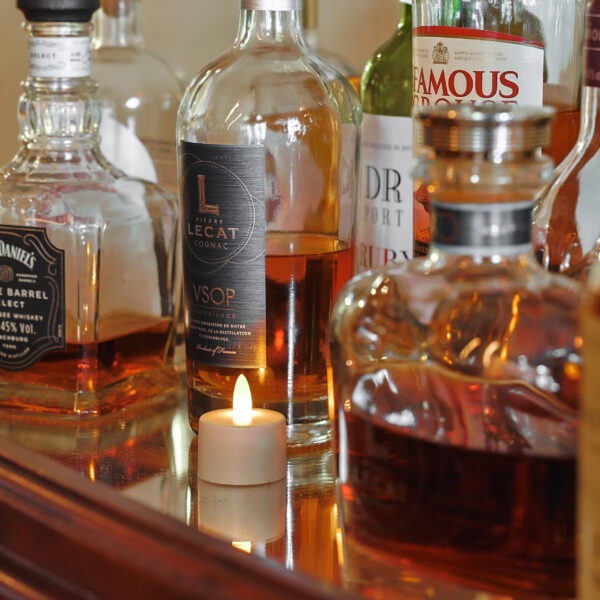 waxinelichtje bij verschillende flessen wiskey
