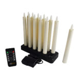 Geniet tot 130 uur van warm wit met de Dinerkaars 197mm LED DORSETTO oplaadbaar: set van 12 roomkleurige kaarsen inclusief zwarte laadvoet, losse kaarsen, afstandsbediening en adapter.