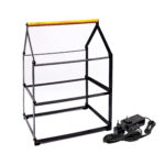 De Oplaadrek DORSETTO 35,5X21X51cm heeft een zwart, huisvormig metalen frame met een gele bovenbalk. Het zit naast een zwarte stroomadapter en snoeren, allemaal gerangschikt op een witte achtergrond.