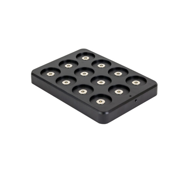 Een zwart rechthoekig laadstation voor het LED theelichtje waterdicht warm wit design model IP68 LOS, met twaalf ronde sleuven met metalen contacten, wordt weergegeven op een witte achtergrond.