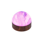 De Tafellamp DORSETTO oplaadbaar heeft een koepel met groen marmereffect, een voet met houtlook, is waterbestendig, wordt geleverd met een afstandsbediening en is tot 105 uur te gebruiken.