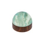 De Tafellamp DORSETTO oplaadbaar 105 uur is een waterdichte tafellamp met een marmergroene koepel en houtlook voet, compleet met afstandsbediening, mooi afgebeeld op een witte achtergrond.