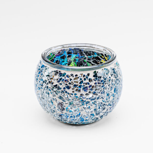 Een 9 cm ronde glazen Waxinelichthouder Dorsetto mozaïek multicolor, met kleine, onregelmatige blauwe en zilveren mozaïeksteentjes, afgebeeld op een effen witte achtergrond.