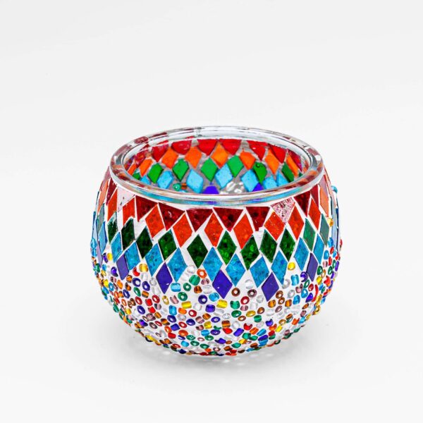 Theelichthouder gekleurde spikkels 9 CM DORSETTO is een ronde glazen kandelaar met kleurrijke spikkels en kleine kraaltjes in rood, blauw, groen, geel en wit op een witte achtergrond.