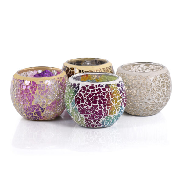 Vier Waxinelichthouder 9 CM Dorsetto mozaïek multicolor kandelaars in goud, paars, groen en neutrale tinten laten levendige mozaïekpatronen zien, bij elkaar gerangschikt op een wit oppervlak.