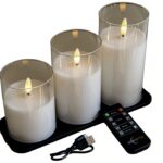 De DORSETTO led kaarsen set bestaat uit drie oplaadbare 3D-vlam kaarsen in glas op een zwart plateau, compleet met afstandsbediening en USB-kabel voor 105 uur sfeervolle, flameloze verlichting.