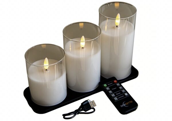 De DORSETTO led kaarsen set bestaat uit drie oplaadbare 3D-vlam kaarsen in glas op een zwart plateau, compleet met afstandsbediening en USB-kabel voor 105 uur sfeervolle, flameloze verlichting.