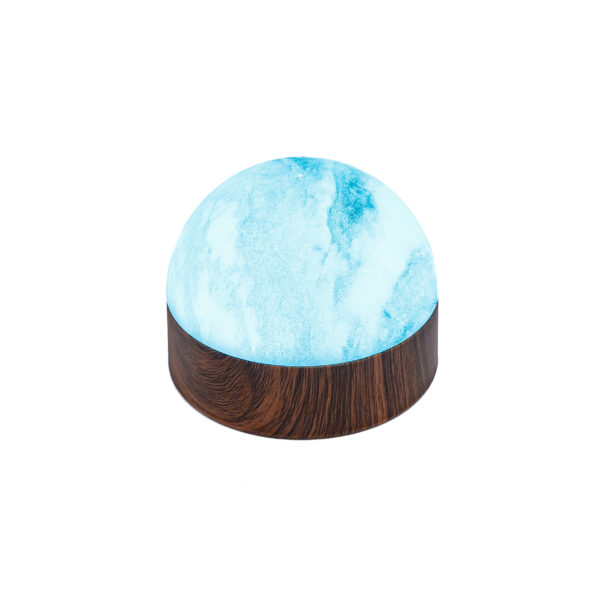 De oplaadbare Tafellamp DORSETTO heeft een koepel met groene marmertextuur, een voet met houtlook, afstandsbediening en geeft tot 105 uur licht. Deze waterdichte lamp wordt getoond tegen een witte achtergrond.