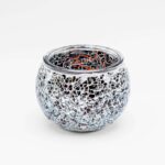 Theelichthouder 9 cm Dorsetto in beige en bruin, met een rond glazen ontwerp met een mozaïekpatroon van zilveren en spiegelende stukjes op een witte achtergrond.